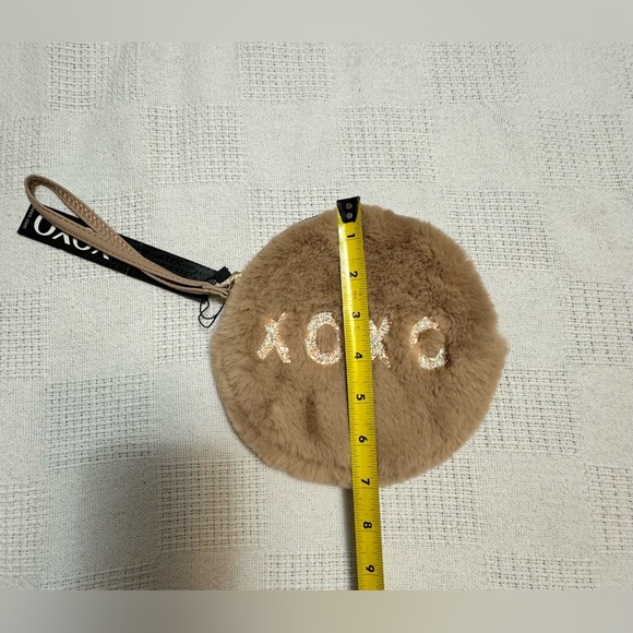 Fuzzy wristlet XOXO - Picture 3 of 5